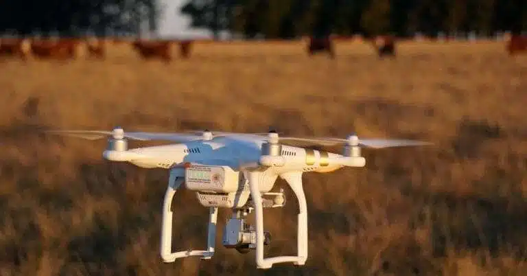 dron volando sobre campo